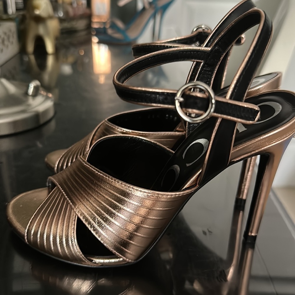 Gucci metallic finish cross-strap 104 mm sandals - Picture 11 of 17